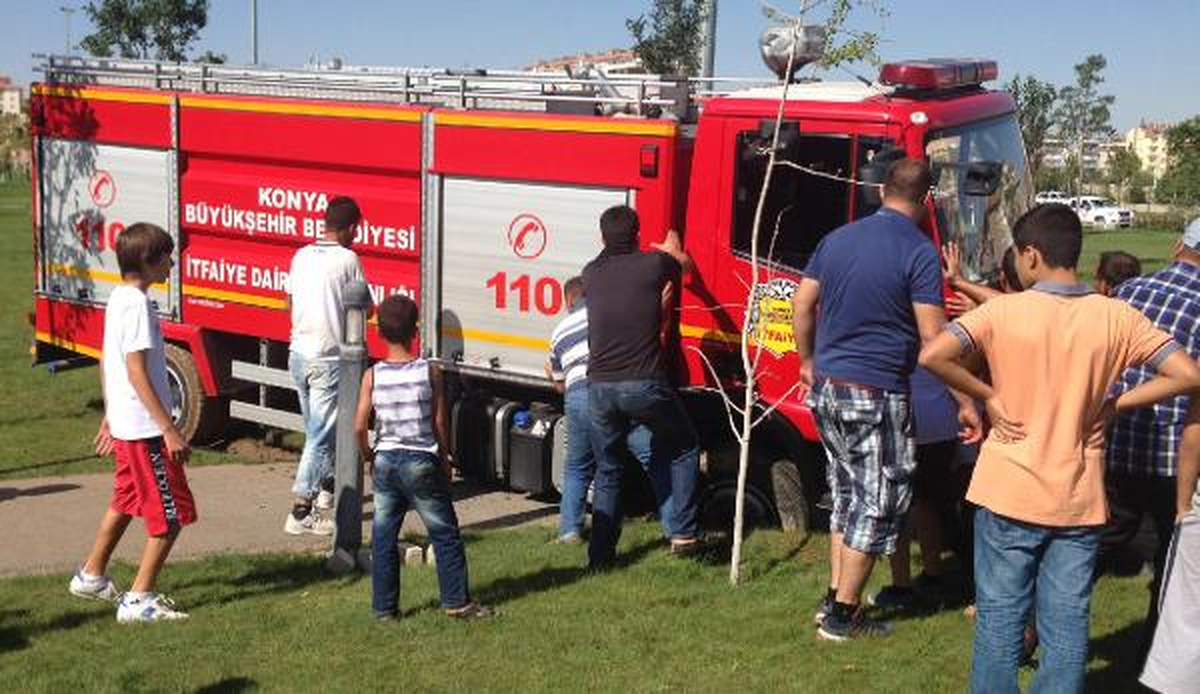 Yangını Söndürmeye Giden İtfaiye Aracı Çamura Saplandı