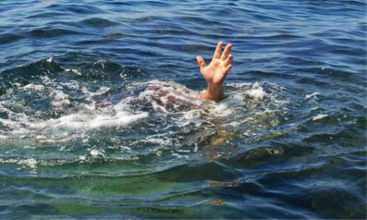 Adana\'da Denize Giren 3 Çocuktan Biri Boğuldu