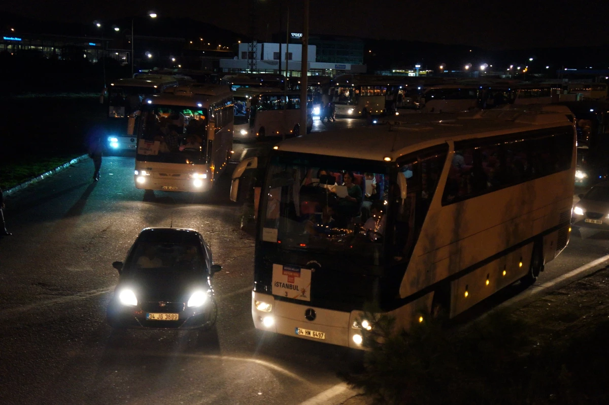 AK Parti Trabzon Teşkilatı 15 Otobüsle Olağanüstü Genel Kurul İçin Ankara\'ya Gidiyor