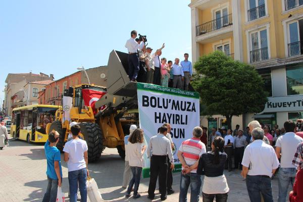 Başkandan Kepçe Pozu