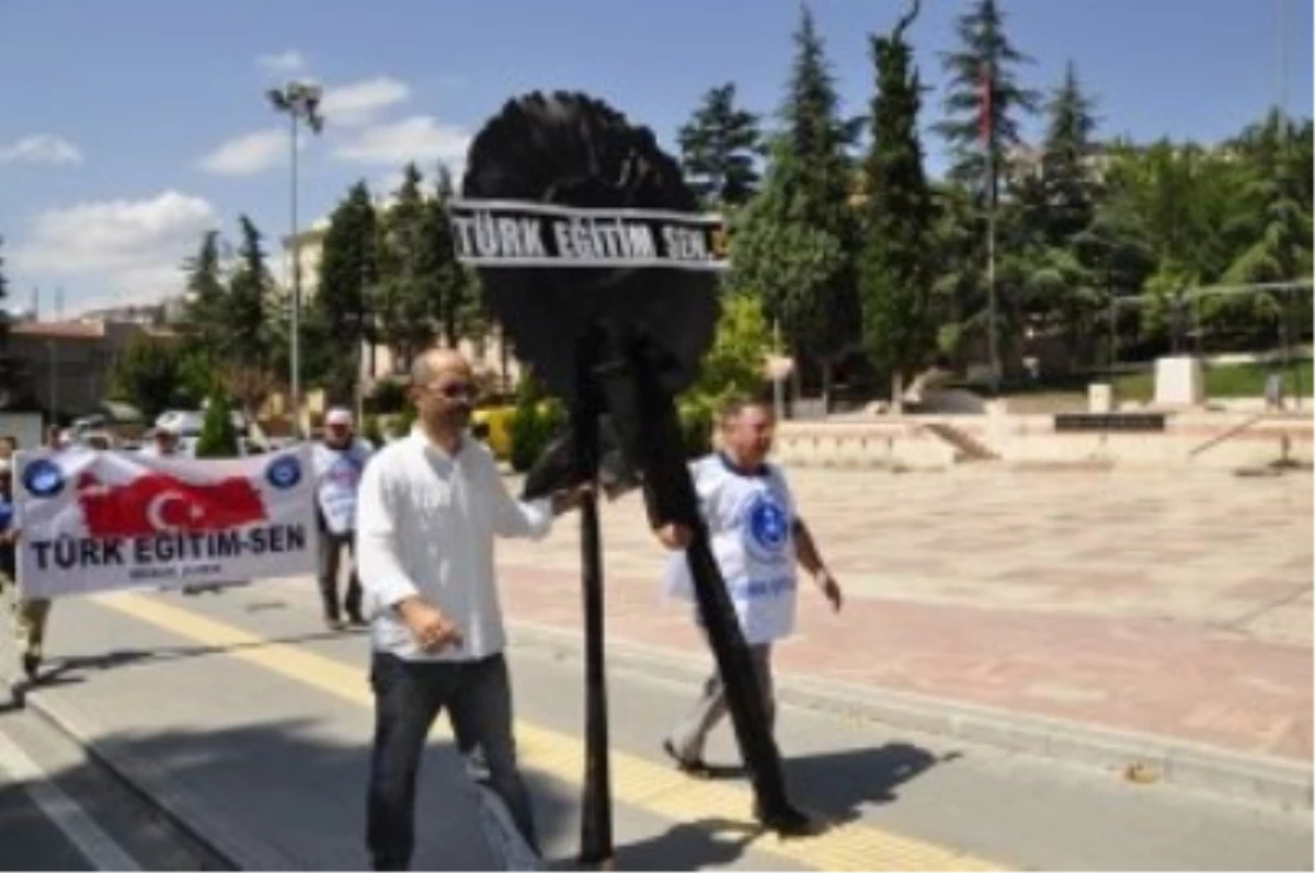 Bilecik Türk Eğitim-Sen\'den Siyah Çelenkli Eylem