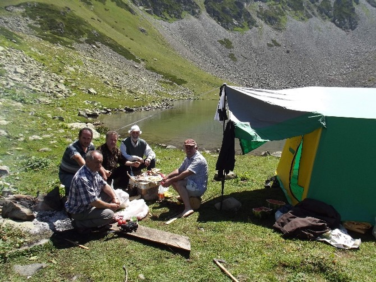 Dağ ve Göletin Gölgesinde Çadırlı Piknik