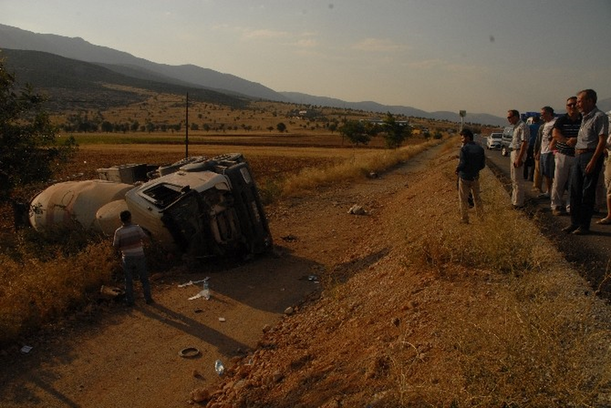 Denizli\'de Kamyon Şarampole Yuvarlandı