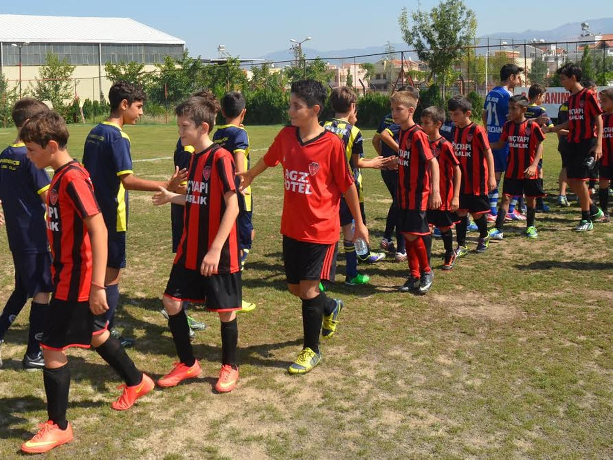 Dikili\'de Futbol Dolu Dakikalar Nefes Kesti!