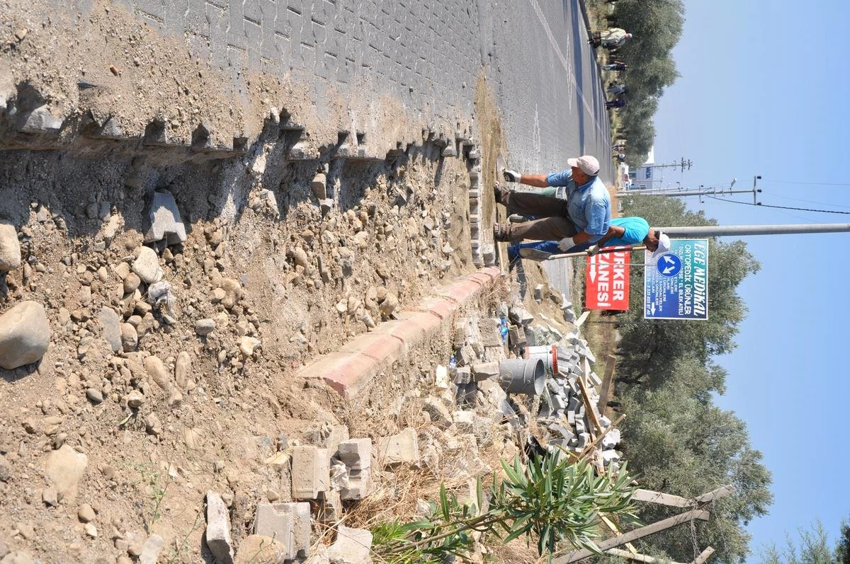 Edremit\'te Bozulan Yollar Onarılıyor