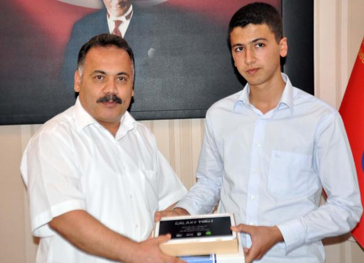 Emniyet Müdürü\'nden En Başarılı 3 Öğrenciye Tablet