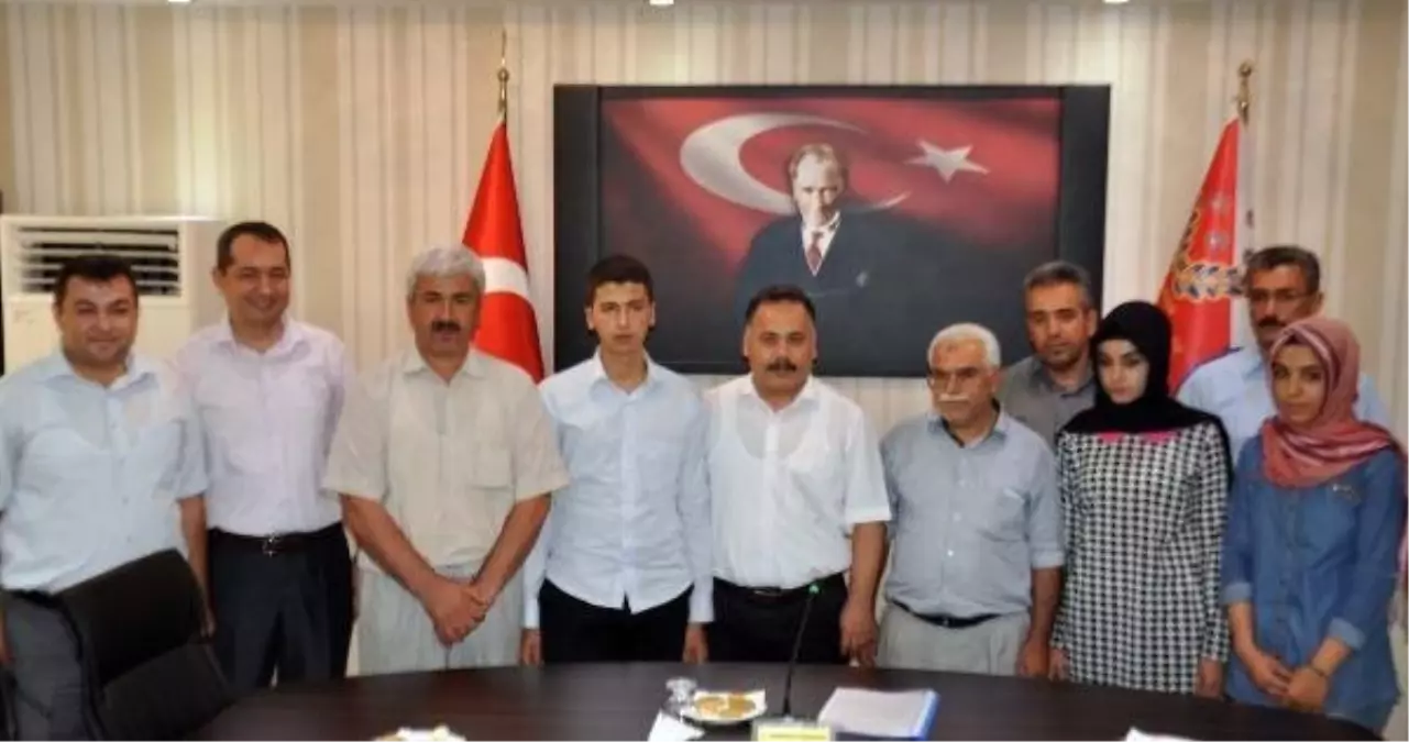 Emniyet Müdüründen Başarılı Öğrencilere Hediye