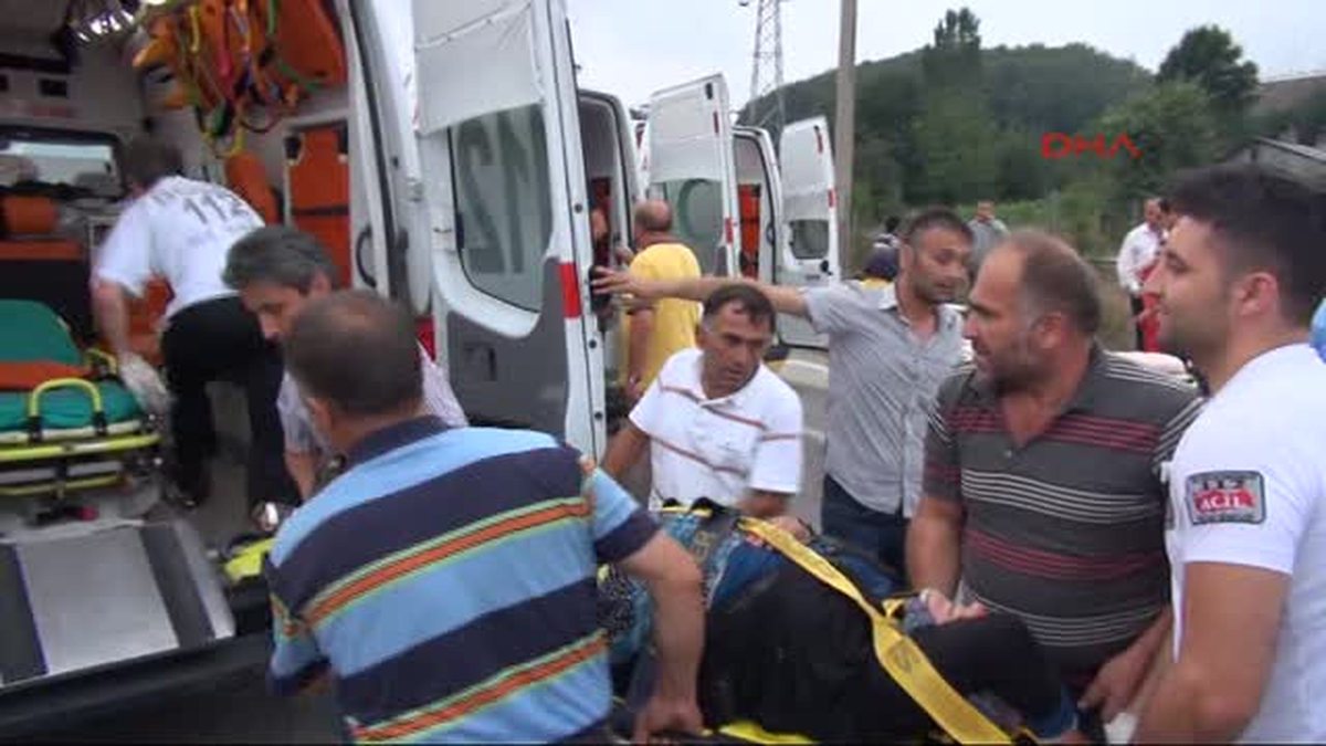 Freni Patlayan Minibüs Ters Yola Girip Devrildi 19 Yaralı