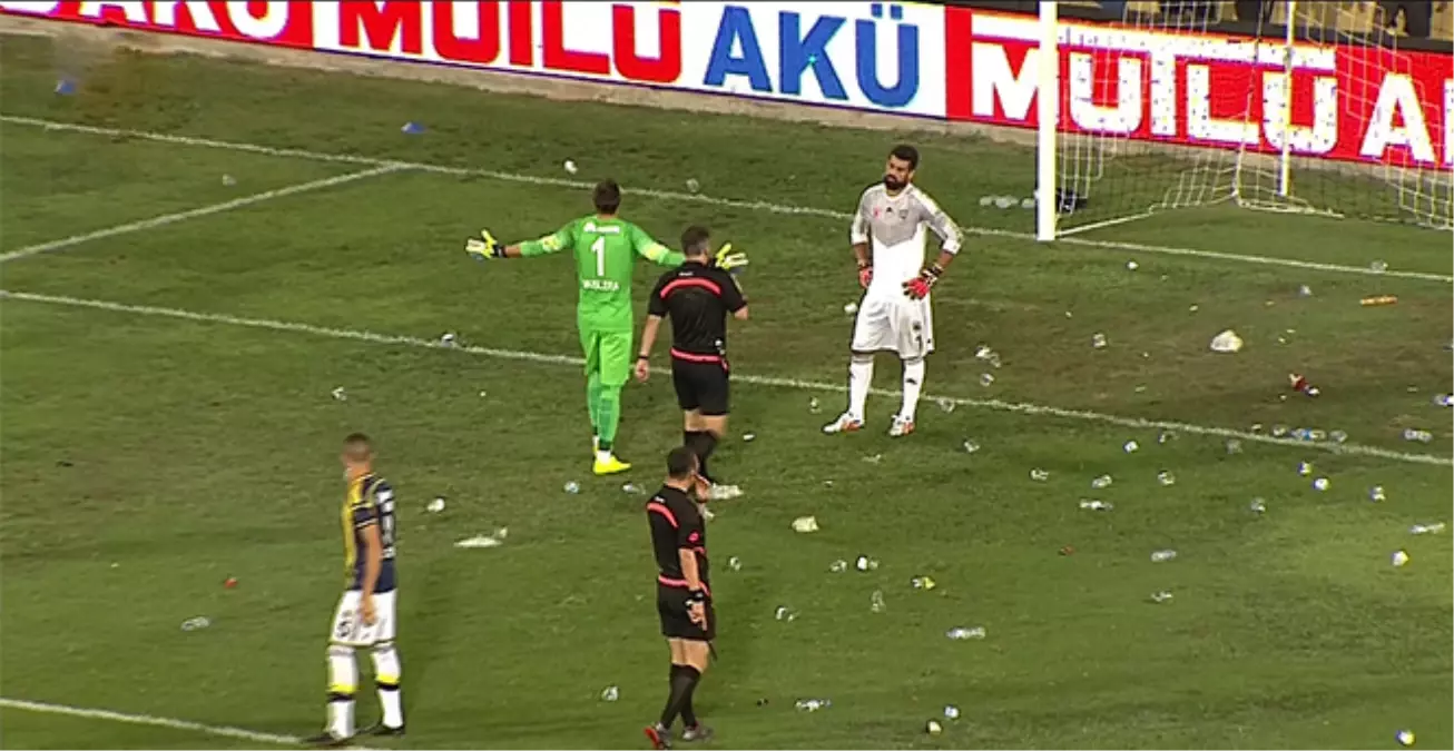 Galatasaraylı Taraftarlar, Sahayı Yabancı Madde Yağmuruna Tuttu