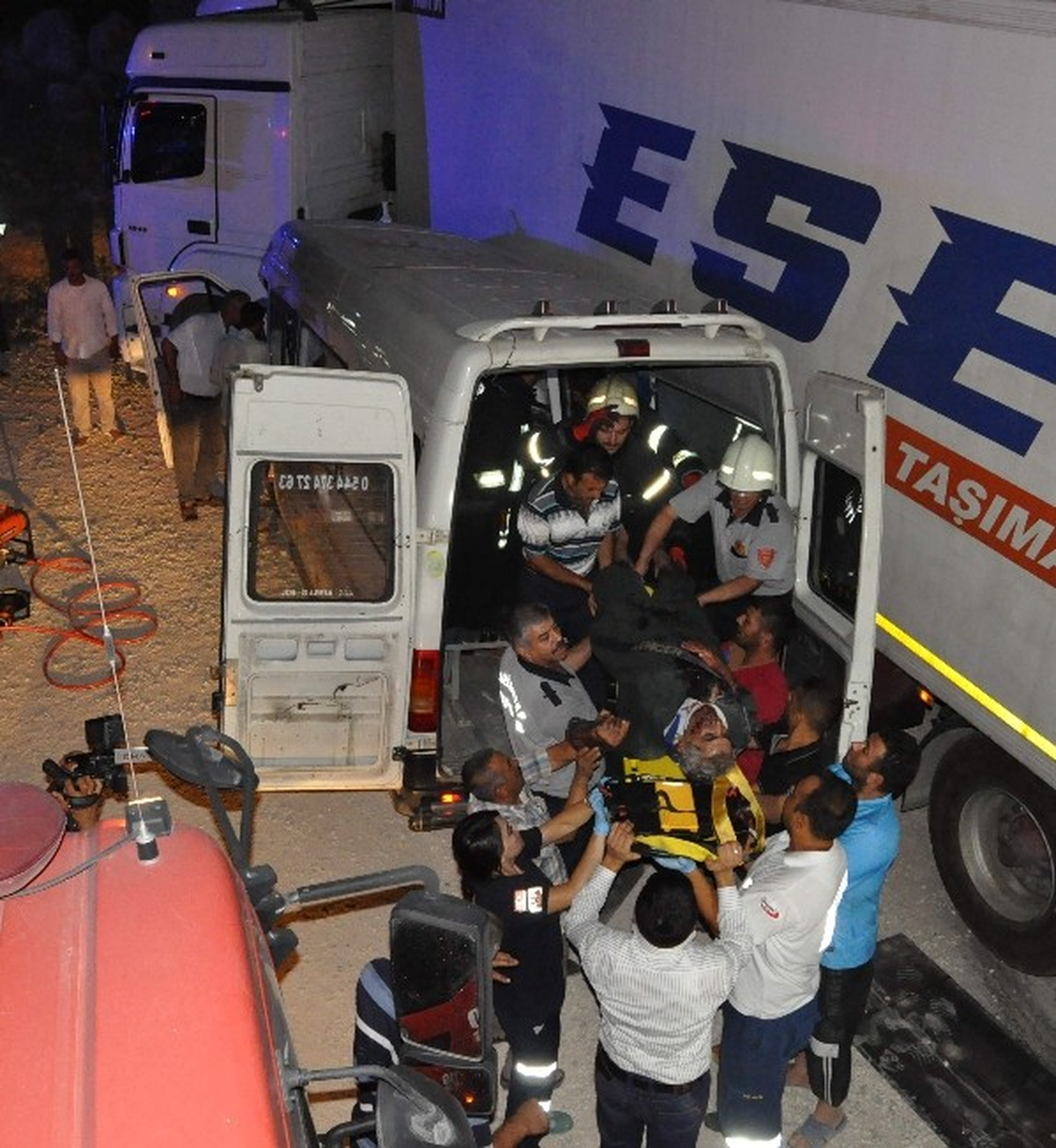 Gaziantep\'te Tır, Minibüs ile Çarpıştı: 3\'ü Ağır 13 Yaralı