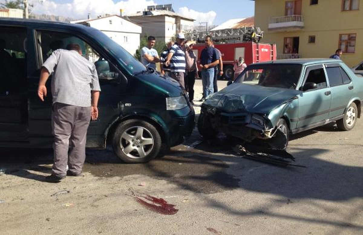 Minibüs ile Otomobil Çarpıştı: 1 Ölü, 7 Yaralı