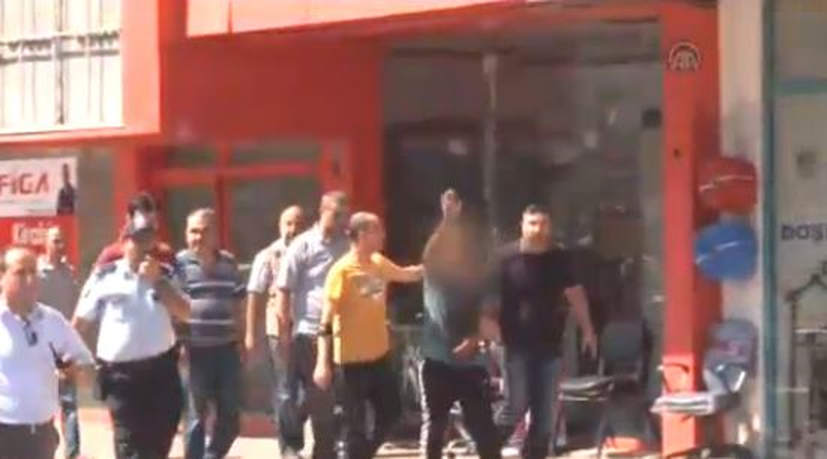 İntihar Etmek İçin Çıktığı Çatıdan Polislere Taş Attı