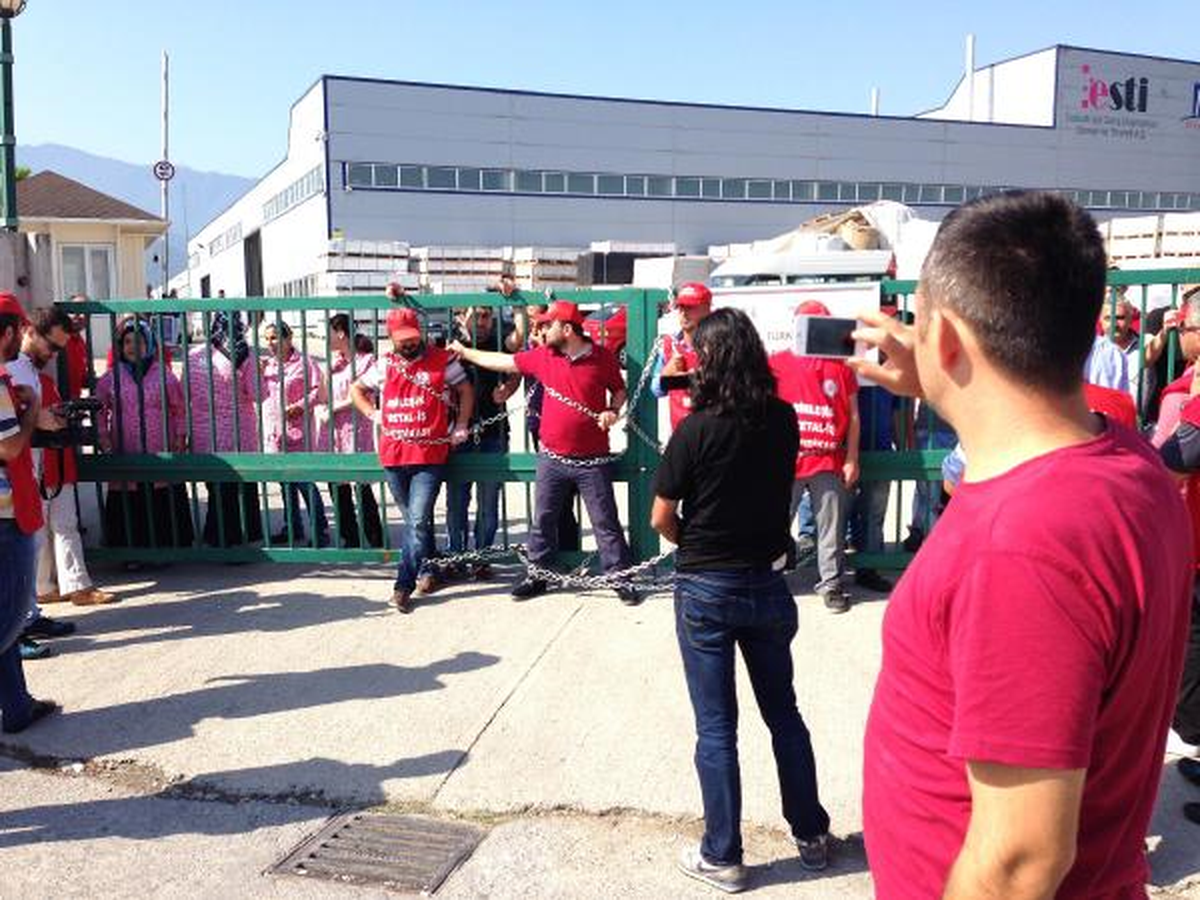 Düzce\'de İşçilerden Zincirli Protesto
