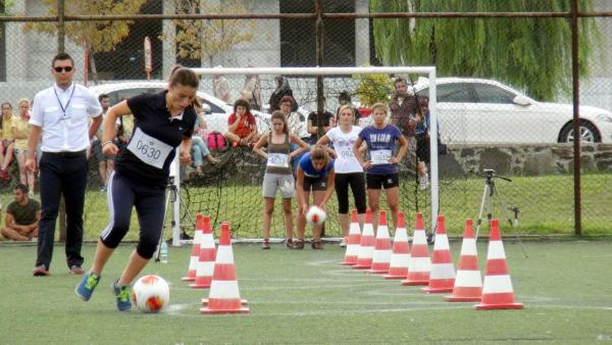 Kız Öğrencilerin Futbolla İmtihanı