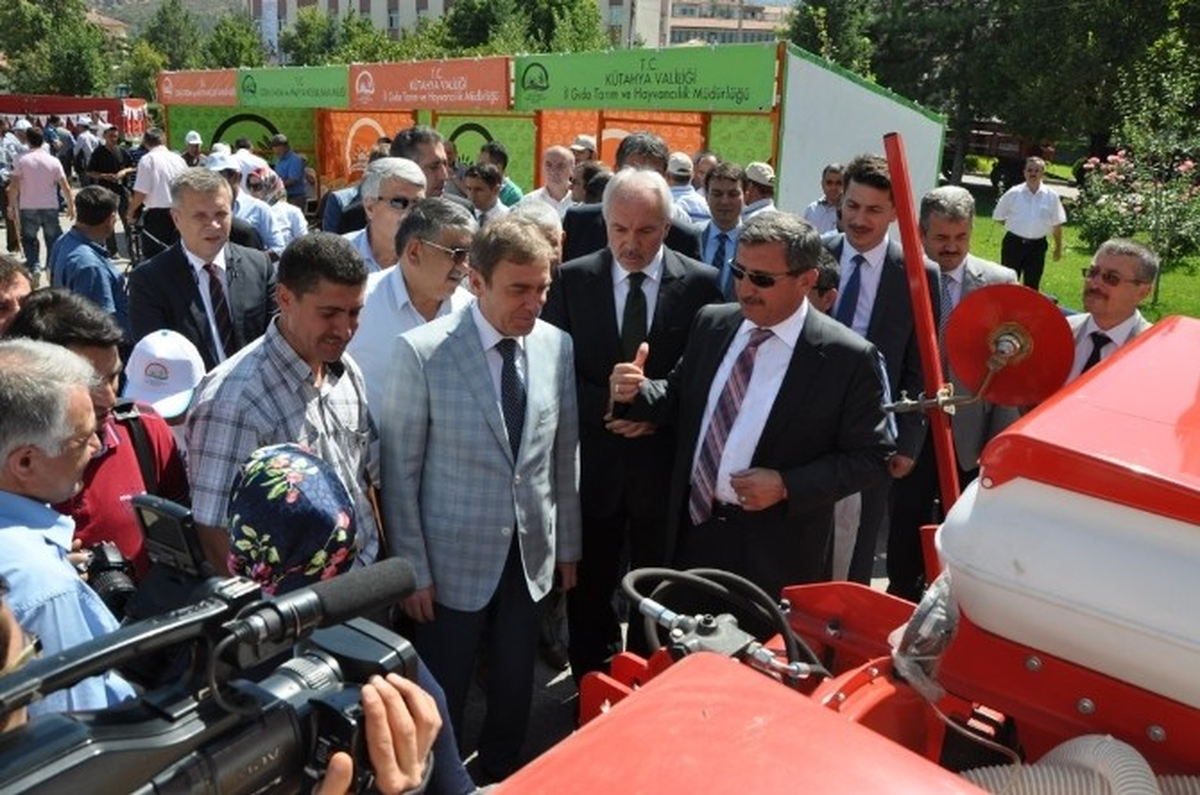 Kütahya Çiftçisine Makine ve Ekipman Desteği