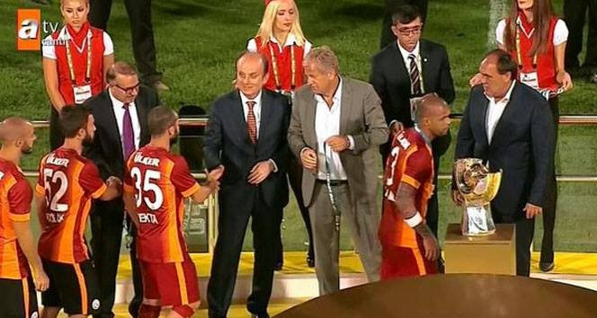 Melo, Demirören\'in Elini Yine Sıkmadı