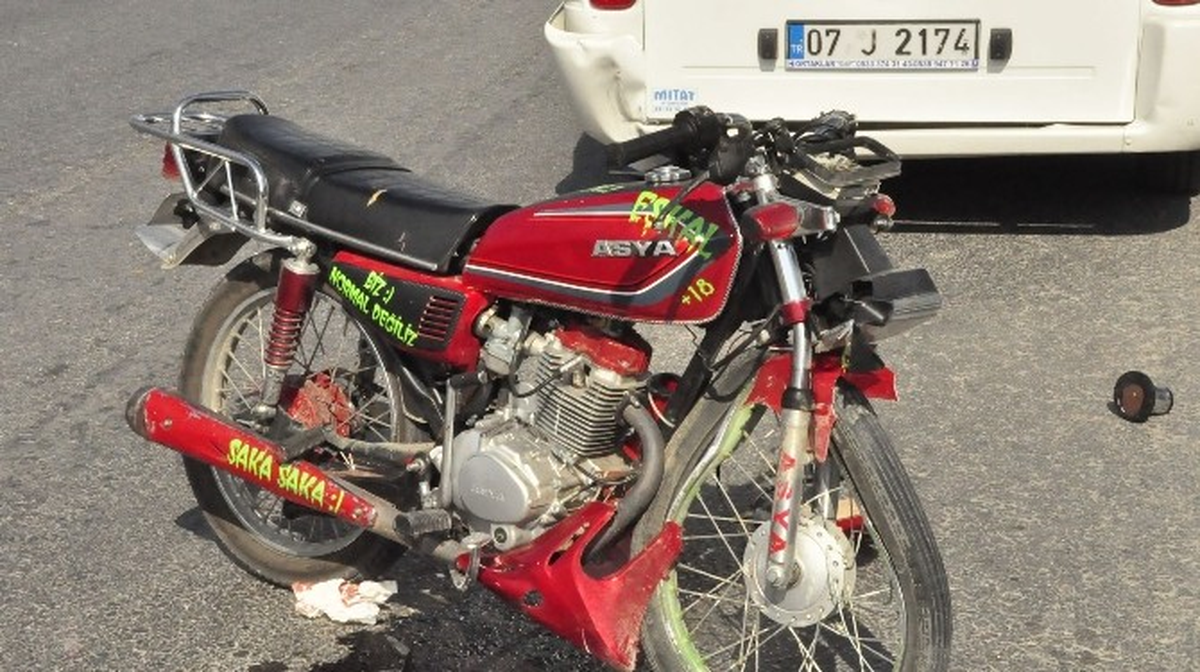 Motosiklet Minibüse Çarptı: 1 Yaralı