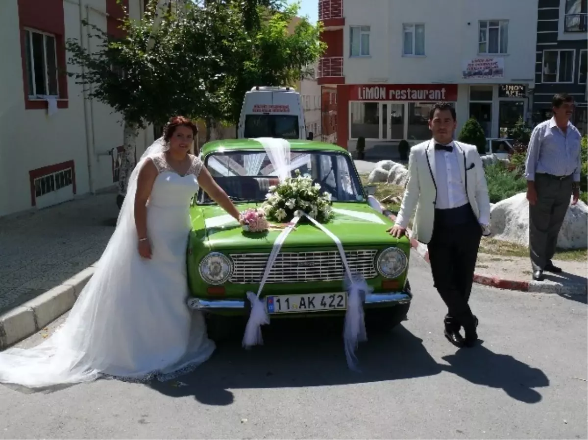 40 Yıllık Otomobil Gelin Arabası Oldu