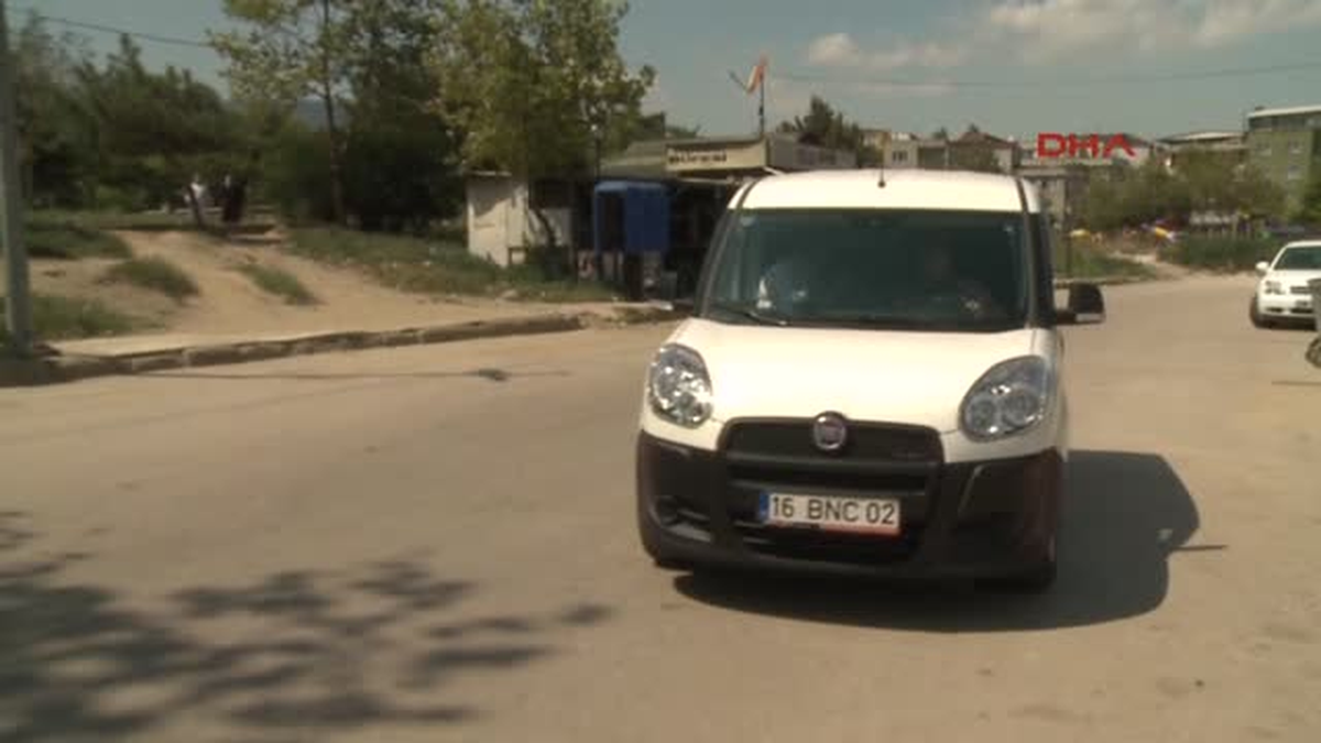 Parkta Sarılmak Yasak\' Diyerek, Nişanlı Çifti Dövüp Telefonlarını Gasp Ettiler