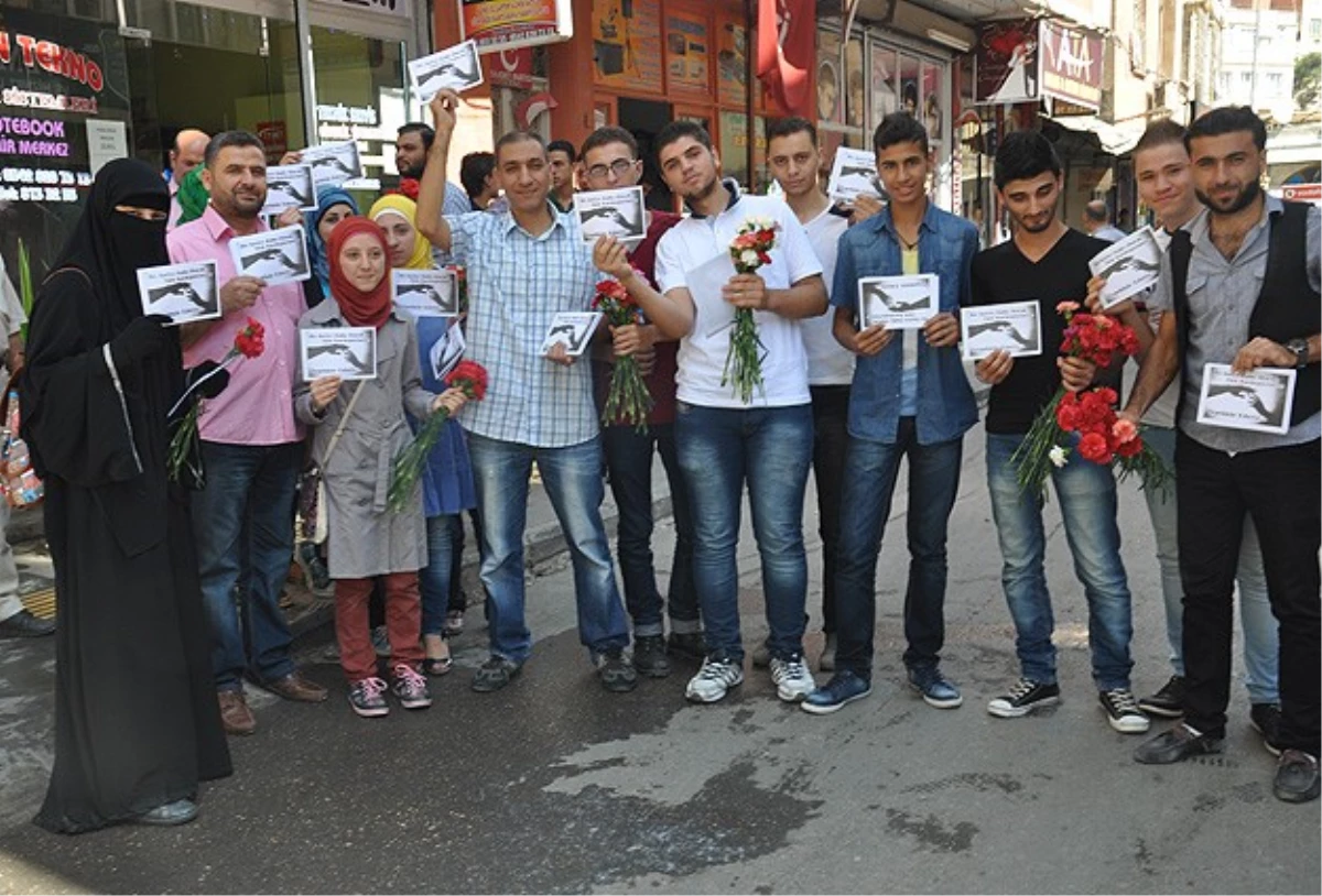 Suriyeli Gençlerden Kilislilere "Karanfil ve Teşekkür"