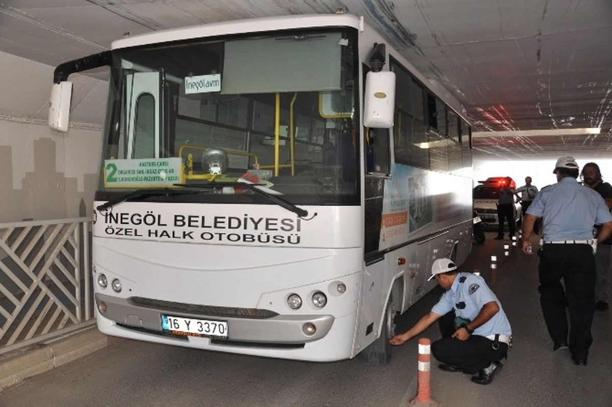 Toplu Taşıma Aracı Alt Geçide Takıldı
