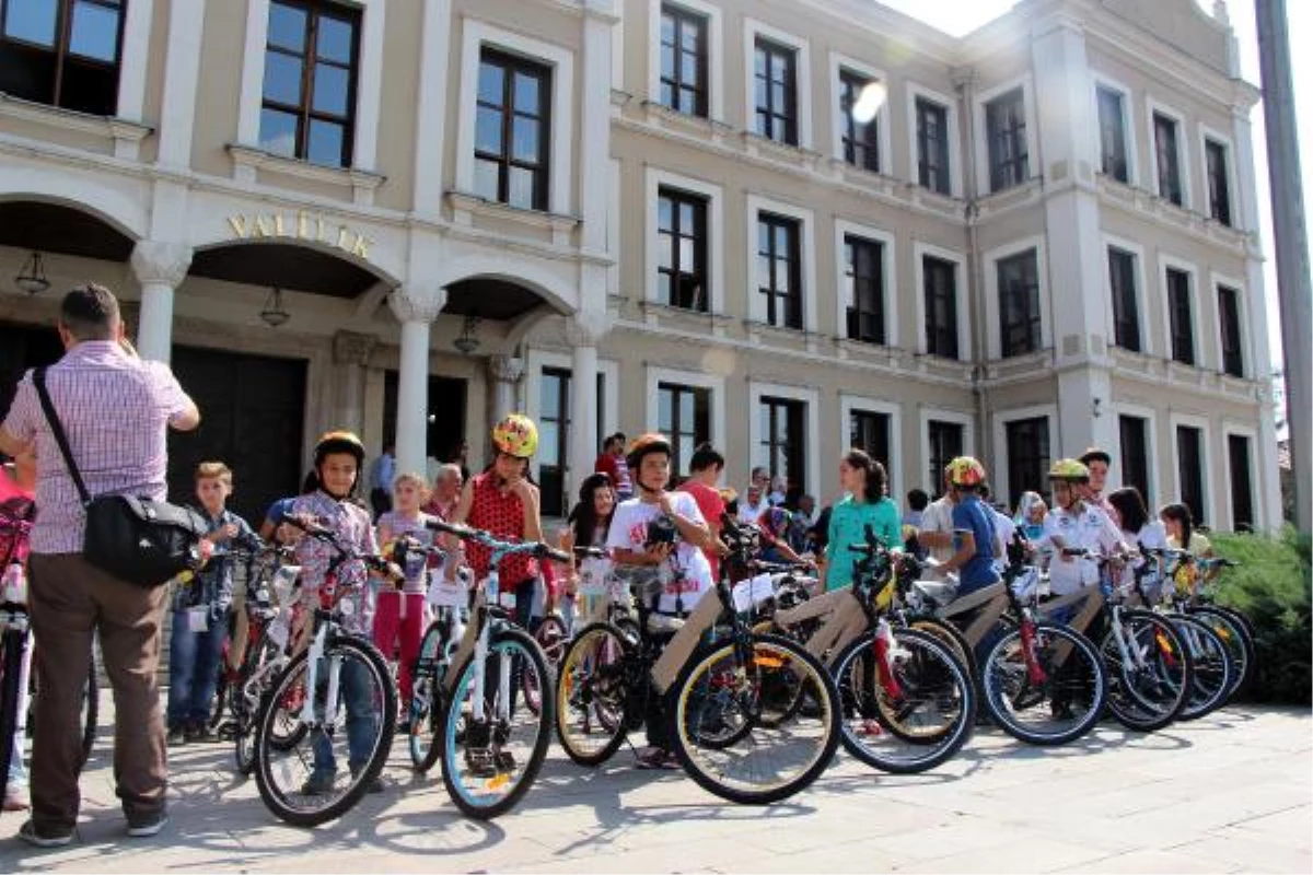Vali\'den Başarılı Öğrencilere Bisiklet