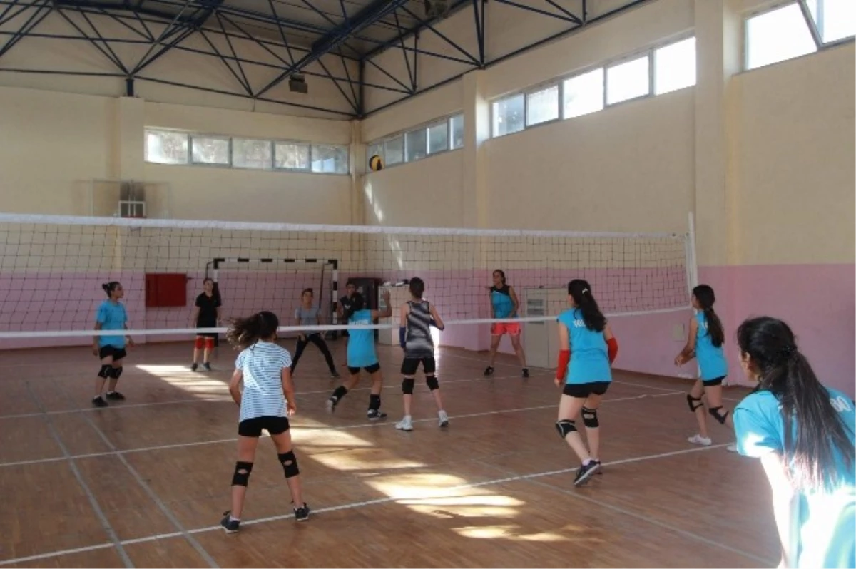 Voleybol Kursları Devam Ediyor