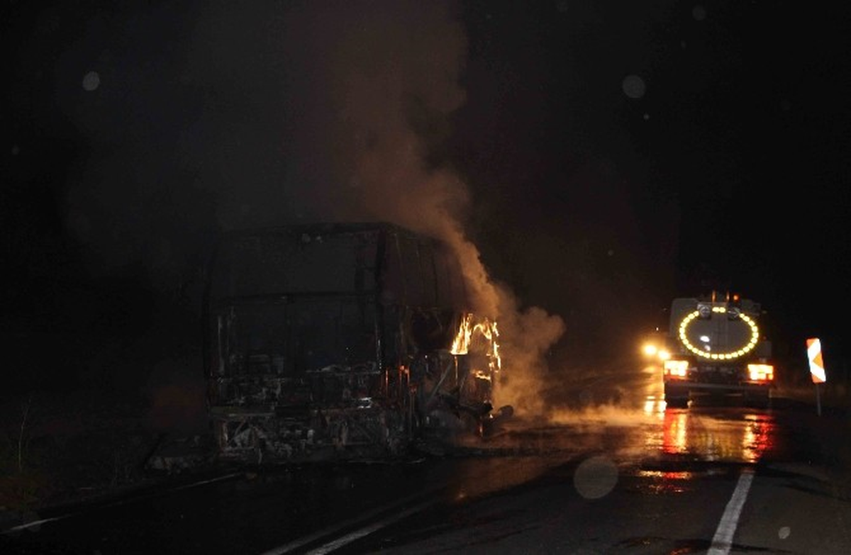 Karlıova\'da Yol Kenarına Terk Edilen Otobüs Alev Aldı