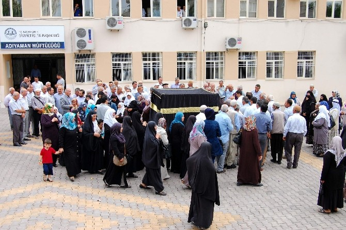 Adıyaman\'da Kabe Maketi Etrafında Temsili Tavaf Yapıldı