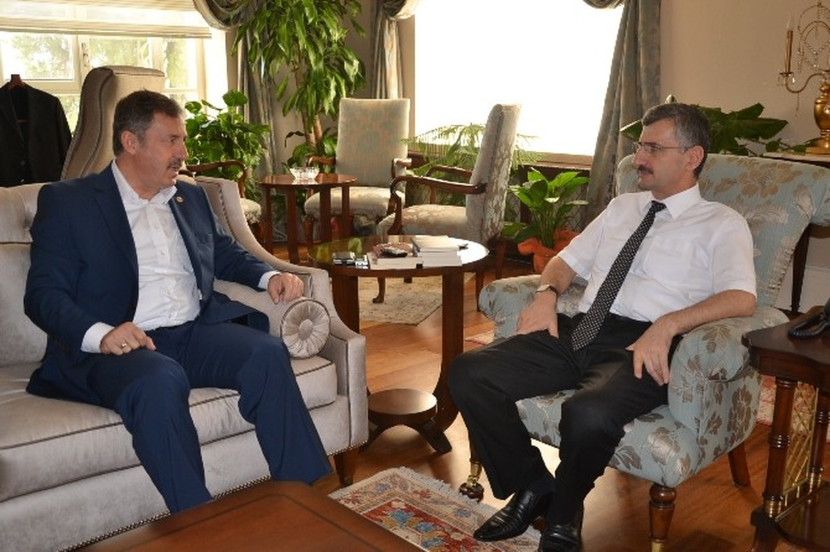 AK Parti\'li Özdağ, Manisa Valisi Bektaş\'ı Ziyaret Etti