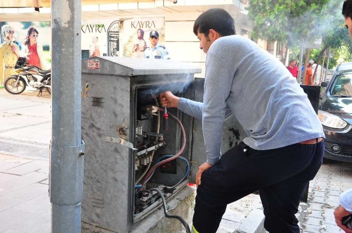 Aşırı Sıcak Elektrik Trafosunu Yaktı