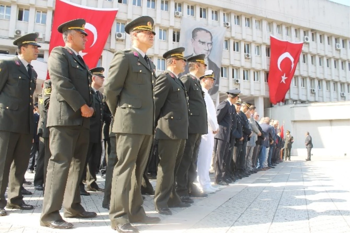 Atatürk\'ün Zonguldak\'a Gelişi, Denize Karanfil Bırakılarak Kutlandı