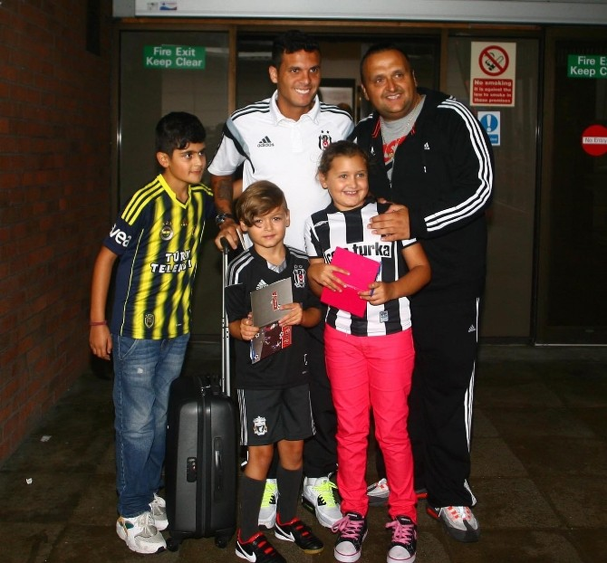 Beşiktaş\'ı İngiltere\'de Taraftarlar Karşıladı