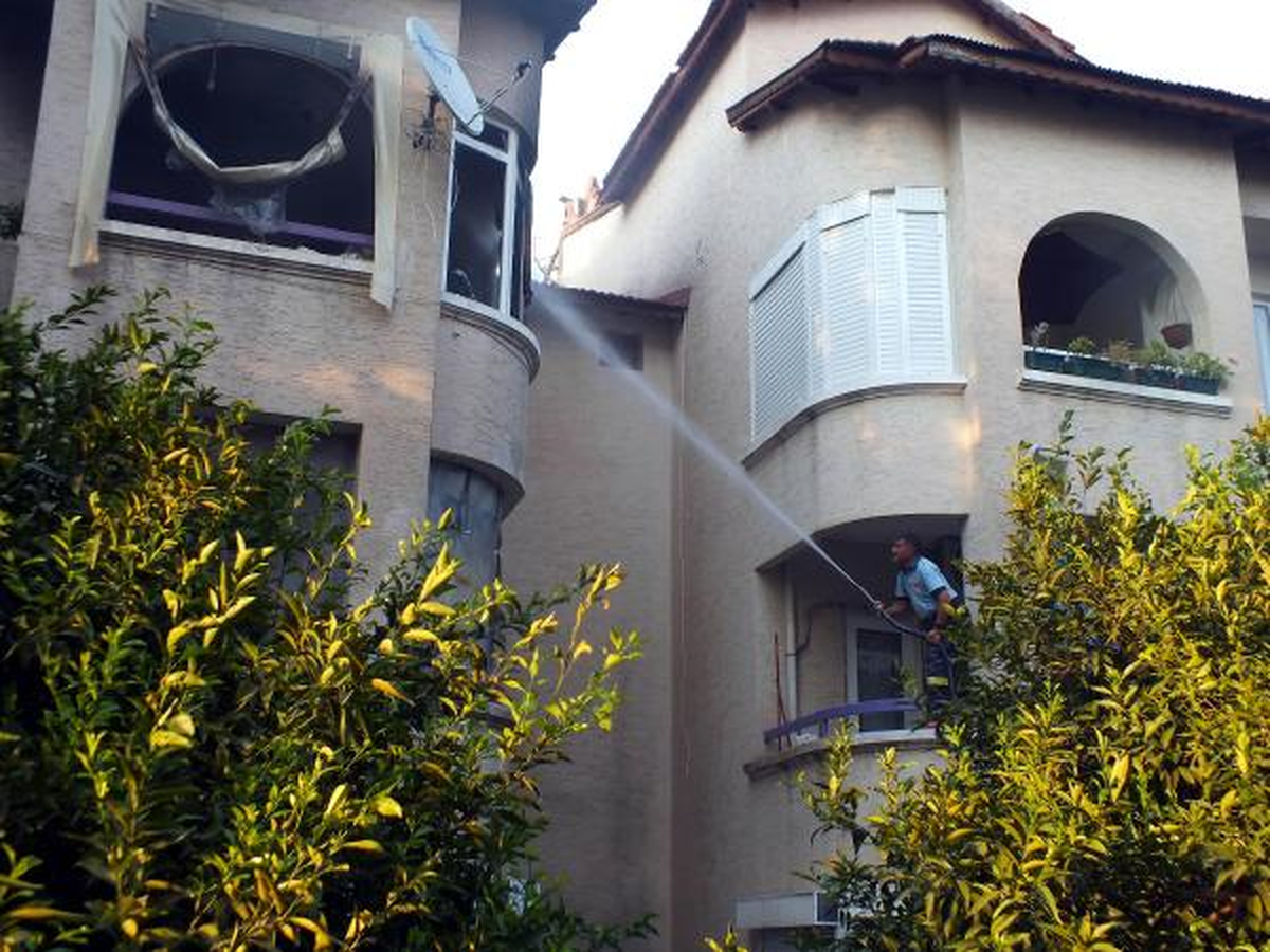 Çatı Katındaki Yangın Apartman Sakinlerini Korkuttu