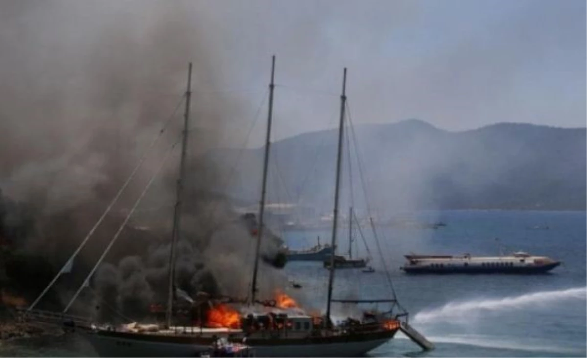 Datça\'da, Kaçakları Taşıyan Teknenin Yanarak Batması