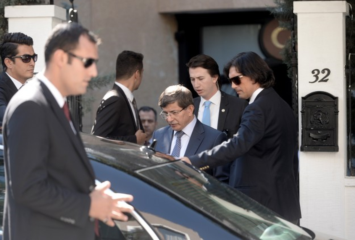 Davutoğlu, Kongre Öncesi Çalışmalarını Sürdürüyor