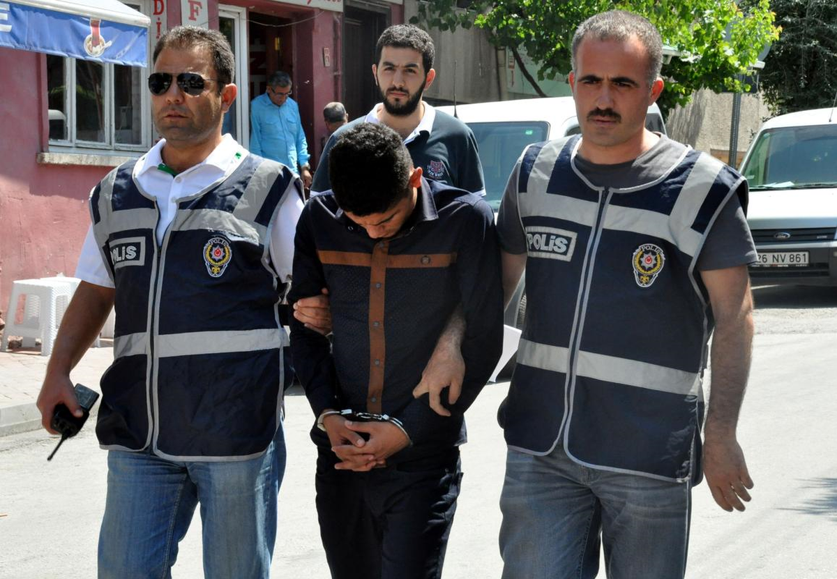 Dolandırıcı, Polisin Dikkati Sayesinde Yakalandı