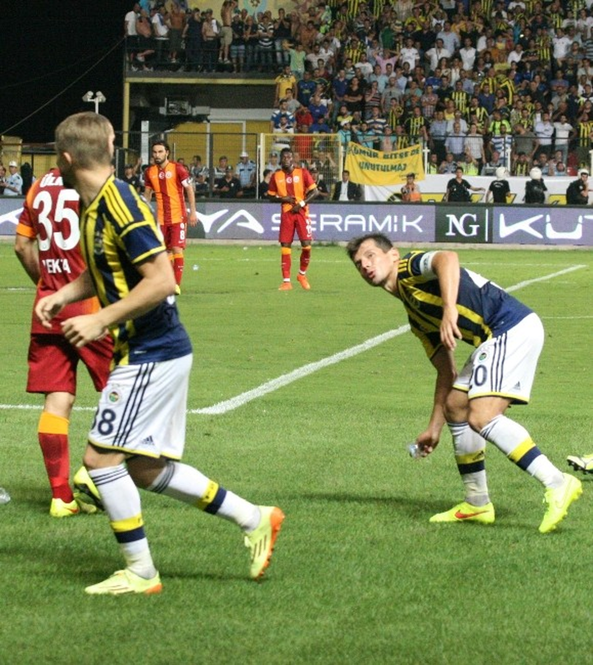 Emre\'den Maç Sırasında Taraftara Küfür İddiası