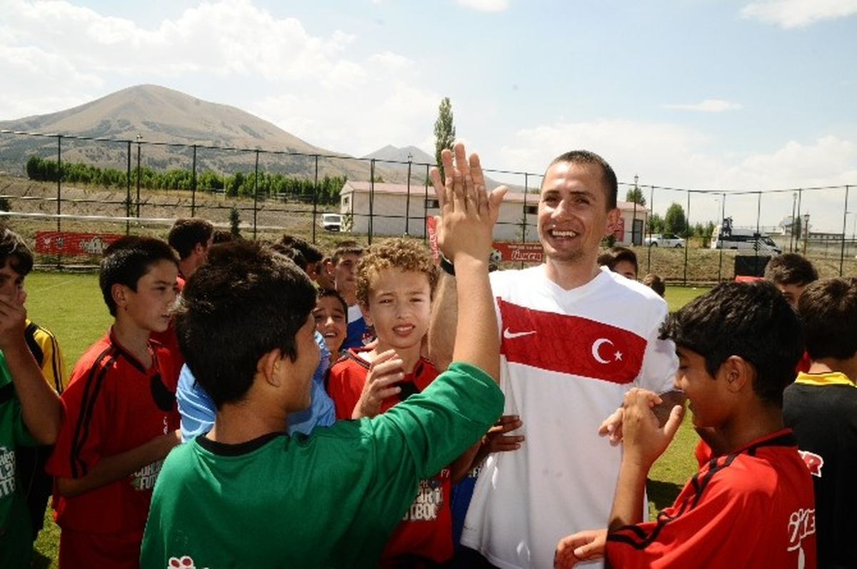 Emre Aşık Elçisi Olduğu Futbol Köyünde