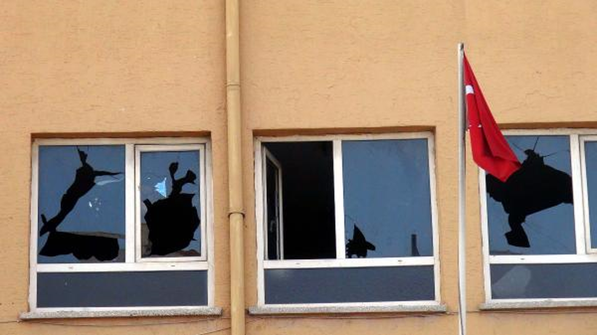 Gaziantep\'te Okulun Camlarını Kırdılar