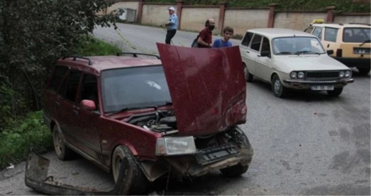 Giresun\'da Yolcu Minibüsü ile Otomobil Çarpıştı: 11 Yaralı