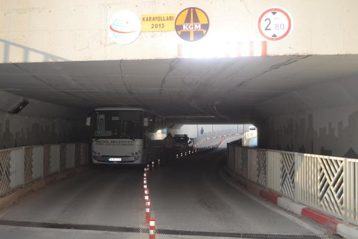 Halk Otobüsü Alt Geçitte Sıkıştı