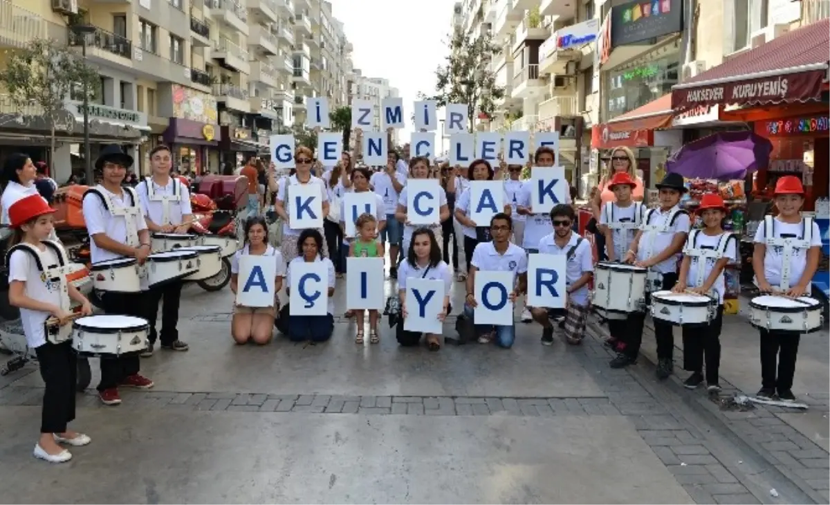 İzmir Gençlere Kucak Açıyor