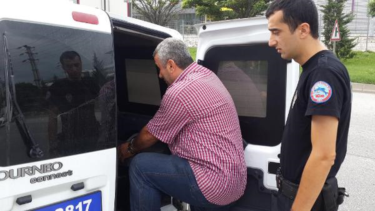 İzmit\'te 8 Bin Paket Gümrük Kaçağı Sigara Ele Geçirildi