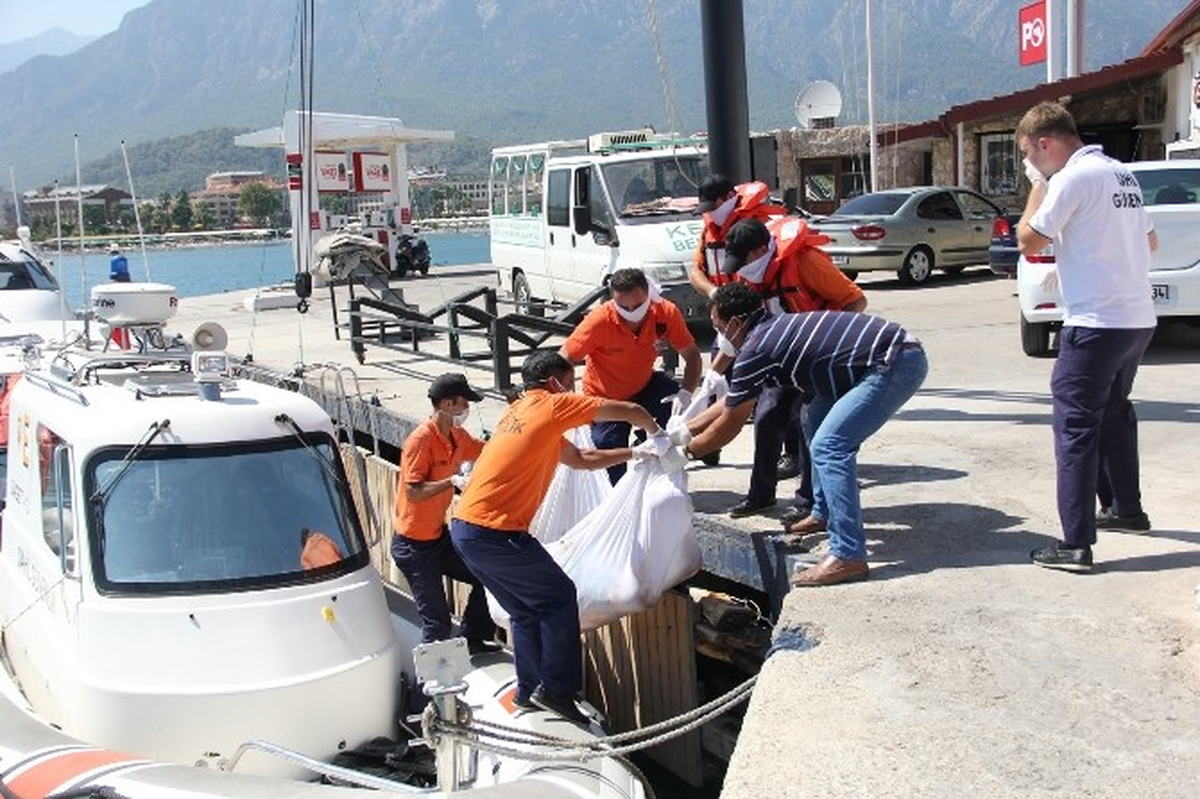 Kemer\'de Denizde Erkek Cesedi Bulundu