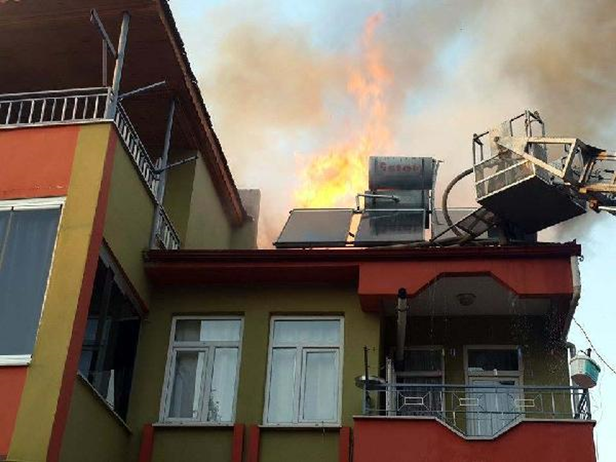 Tokat Erbaa\'da Konserve Hazırlarken Çatı Tutuştu