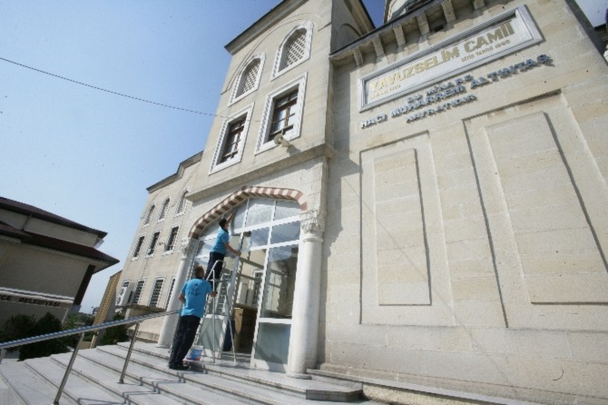 Küçükçekmece\'de İbadethaneler Temizleniyor