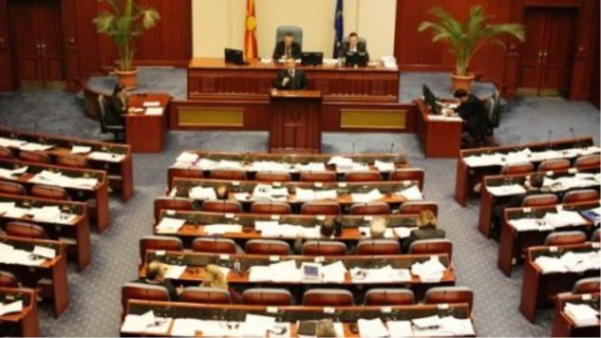 Makedonya Meclisinde Kavga