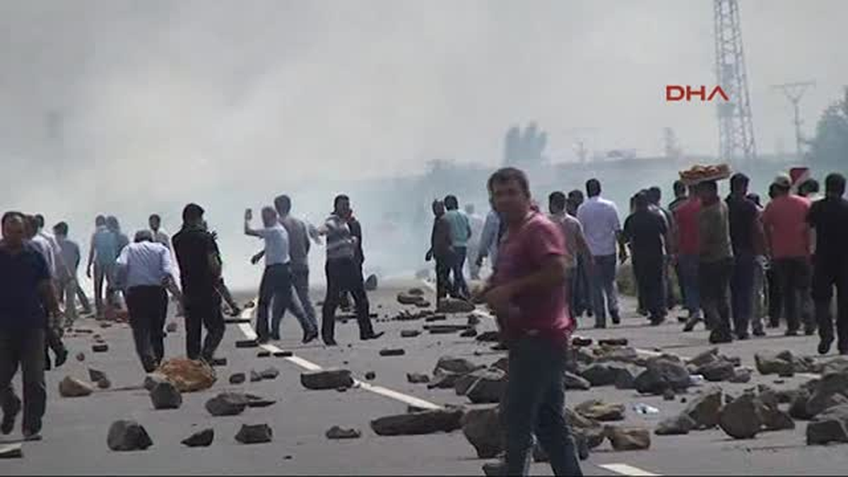 Mardin\'de Yol Kapatan Çiftçilere Gazlı Müdahale Edildi