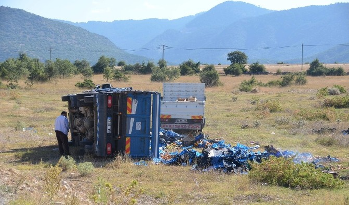 Meyve Yüklü Kamyon Devrildi: 2 Yaralı